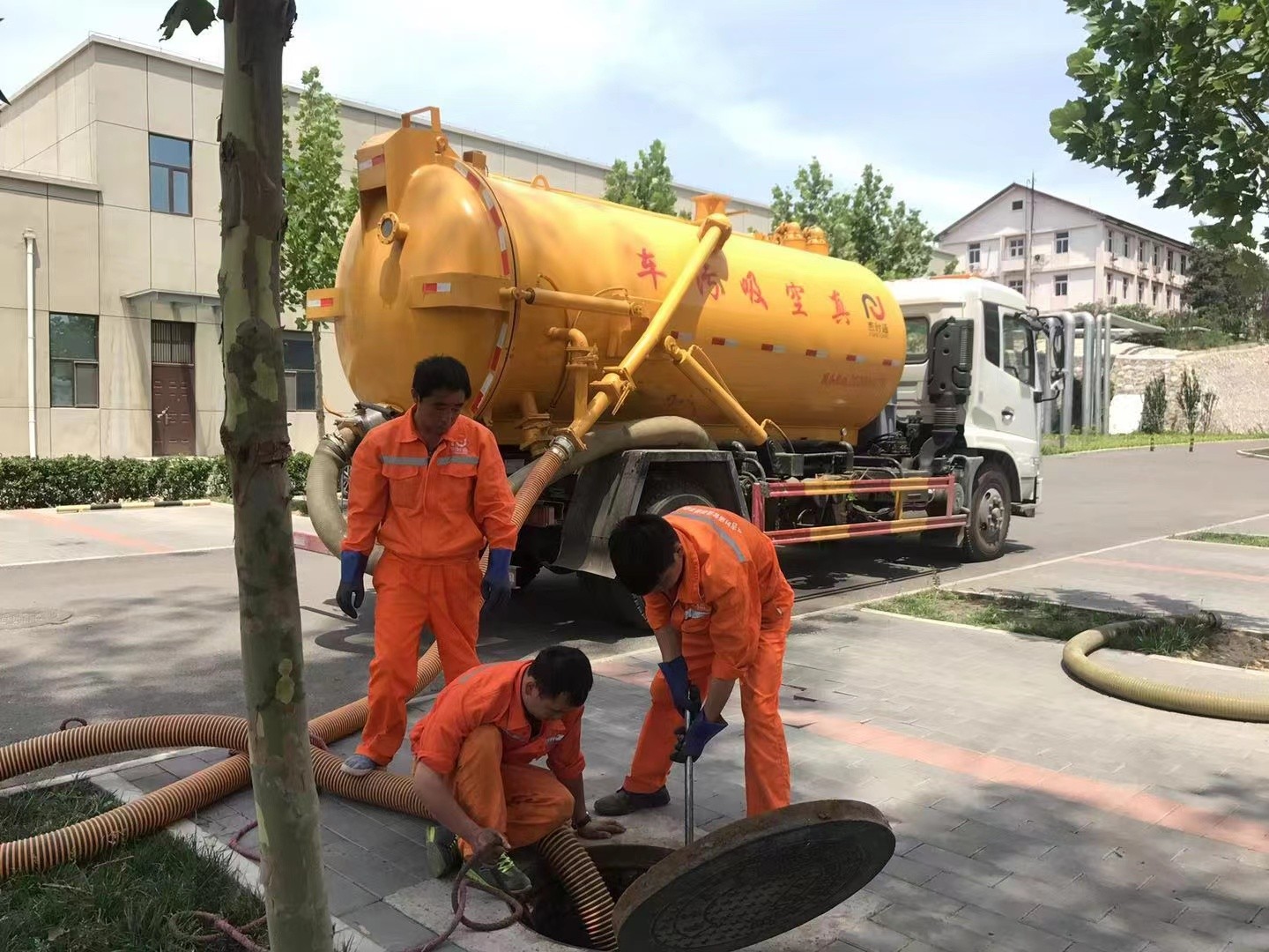 轵城镇化粪池清理与5-8吨吸粪车施工效率分析